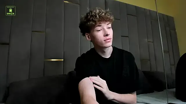 Dolce – webcam model profile photo Image 6