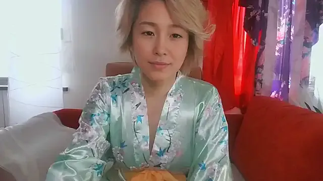 LynBardon – webcam model profile photo Image 4