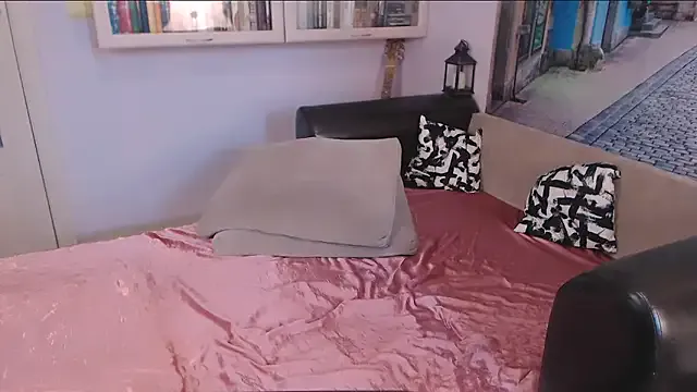 MiraKova – webcam model profile photo Image 14