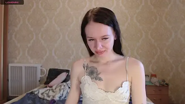 Caroline – webcam model profile photo Image 5