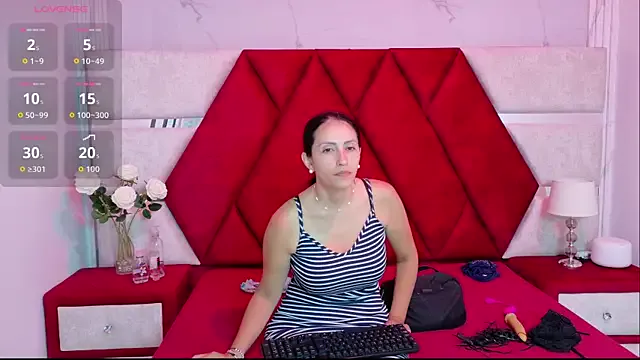 AdeleWood – webcam model profile photo Image 2