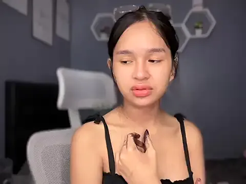 MiraKova – webcam model profile photo Image 2