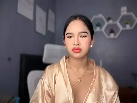 MiraKova – webcam model profile photo Image 6