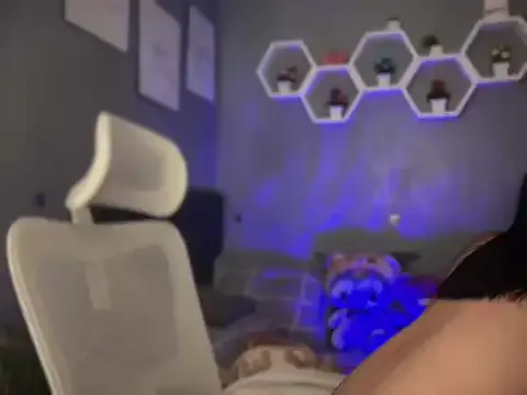 MiraKova – webcam model profile photo Image 8