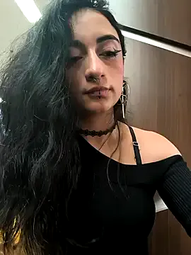 ViviennePower – webcam model profile photo Image 16