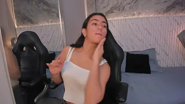 MiraKova – webcam model profile photo Image 4