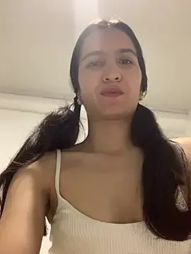 Bella – webcam model profile photo Image 2