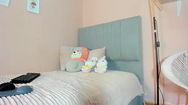 MiraKova – webcam model profile photo Image 12