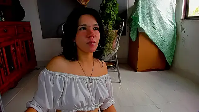 ViviennePower – webcam model profile photo Image 11