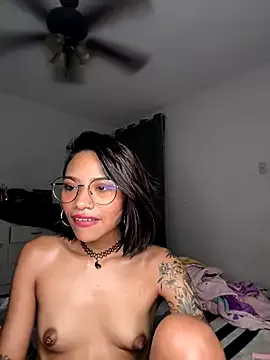 AdelinaLuuna – webcam model profile photo Image 2