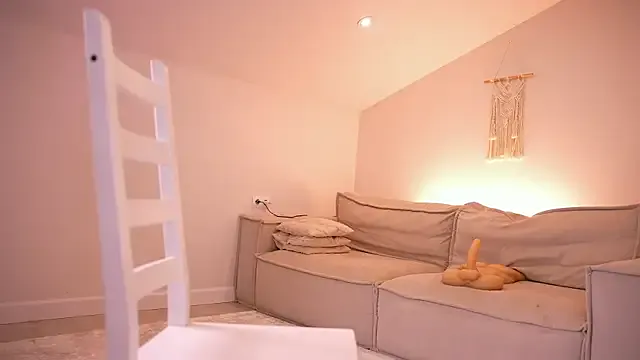 MiraKova – webcam model profile photo Image 5