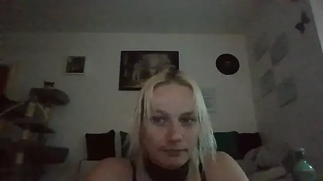 EsmeBrowm – webcam model profile photo Image 2