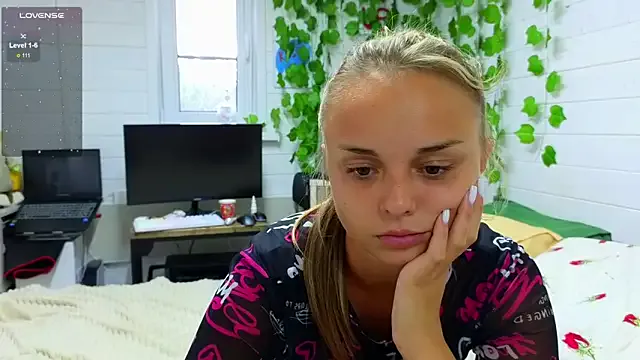 ElaRossie – webcam model profile photo Image 6