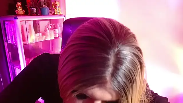 MiraKova – webcam model profile photo Image 6