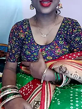 MiraKova – webcam model profile photo Image 4