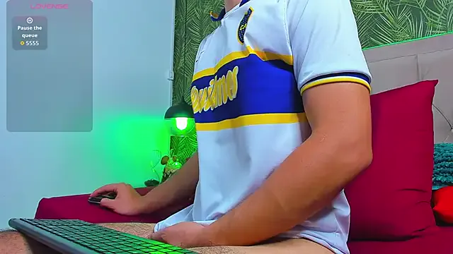 MiraKova – webcam model profile photo Image 12