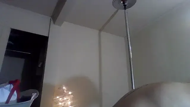 CrystalBarlow – webcam model profile photo Image 2