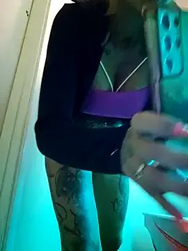 EmiBrow – webcam model profile photo Image 10