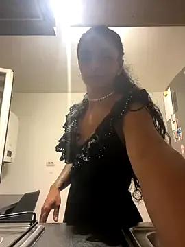 MiraKova – webcam model profile photo Image 4