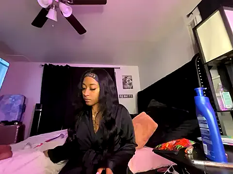 LaraCharm – webcam model profile photo Image 12