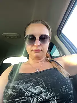 AdeleWood – webcam model profile photo Image 6