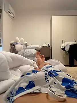 MiraKova – webcam model profile photo Image 4