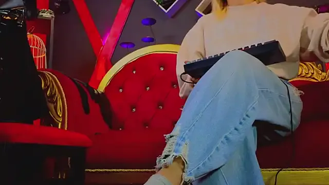 MiraKova – webcam model profile photo Image 16