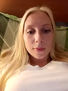 Evie – webcam model profile photo Image 5