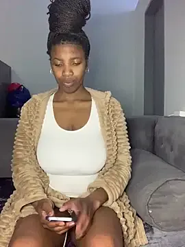 Queen-Boobylicious Image 3