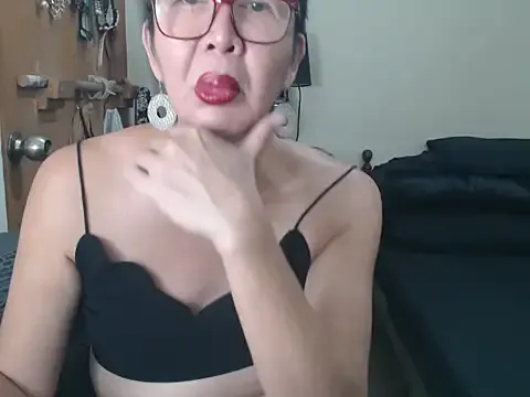 AdeleWood – webcam model profile photo Image 12