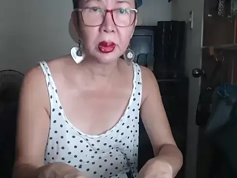 AdeleWood – webcam model profile photo Image 5