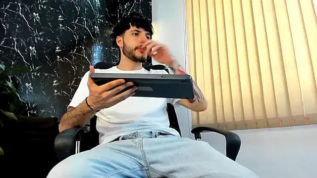 Taanni – webcam model profile photo Image 2