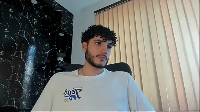 Taanni – webcam model profile photo Image 4