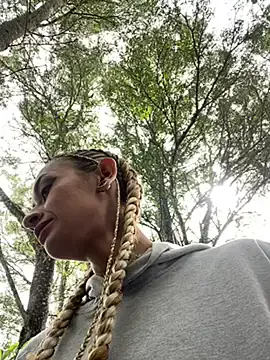 ErzabelLew – webcam model profile photo Image 3