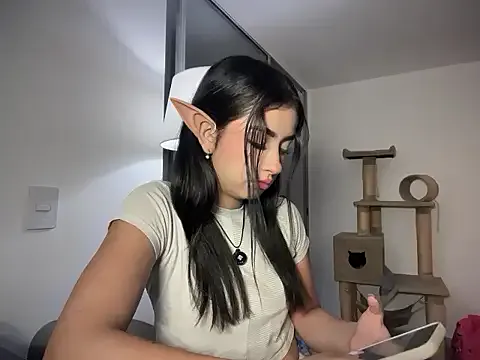 Favoure – webcam model profile photo Image 7