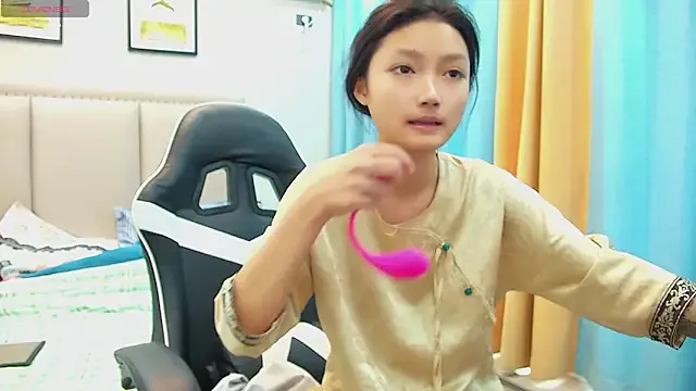 ErzabelLew – webcam model profile photo Image 12