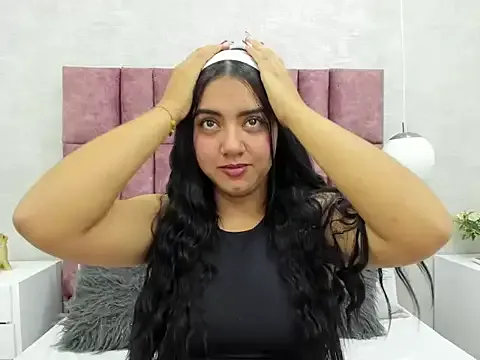 MiraKova – webcam model profile photo Image 7