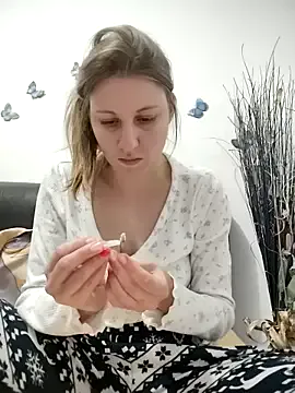 Caroline – webcam model profile photo Image 11