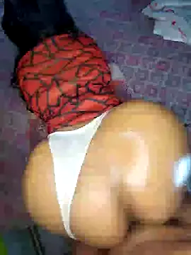 MartinaLeen – webcam model profile photo Image 2