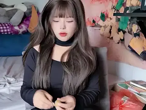 ROSE-ELEENA – webcam model profile photo Image 3