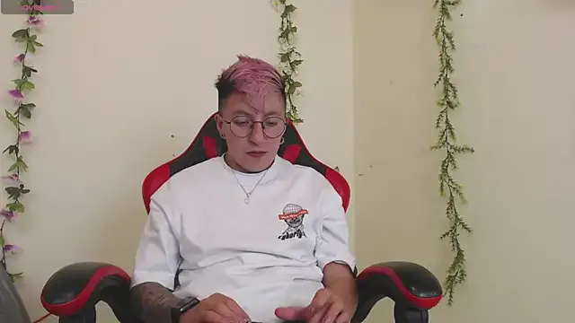 MiraKova – webcam model profile photo Image 10