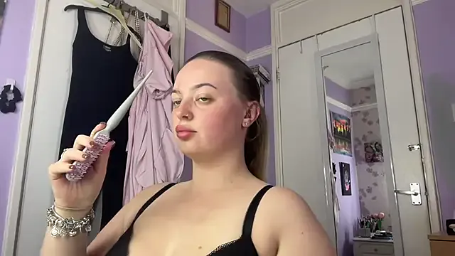 AngelaDevlin – webcam model profile photo Image 9