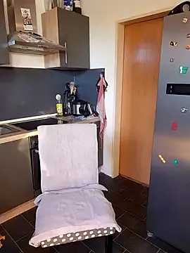 Carine – webcam model profile photo Image 19