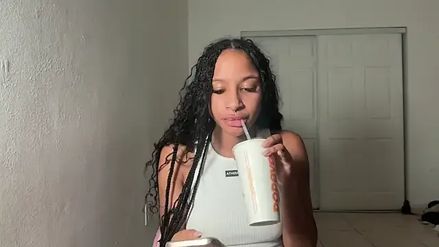 Yiyi-707 – webcam model profile photo Image 6