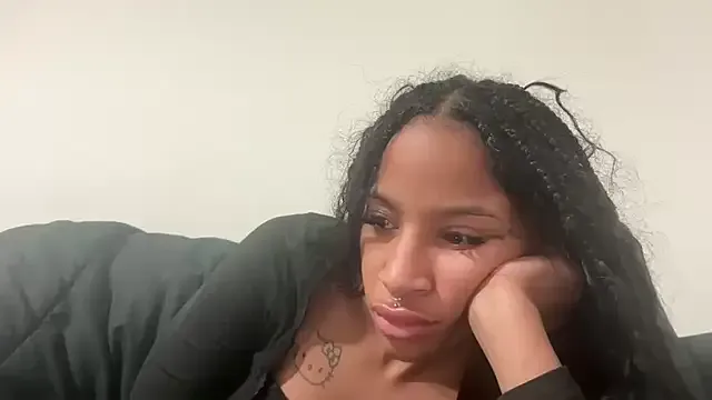 Yiyi-707 – webcam model profile photo Image 7