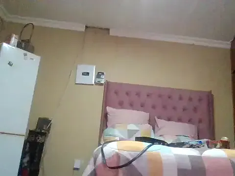 MiraKova – webcam model profile photo Image 5