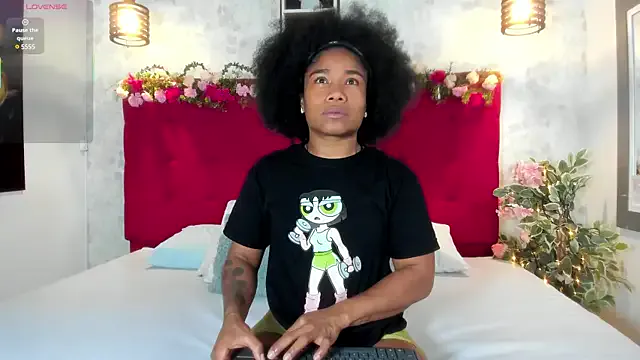 MiraKova – webcam model profile photo Image 5