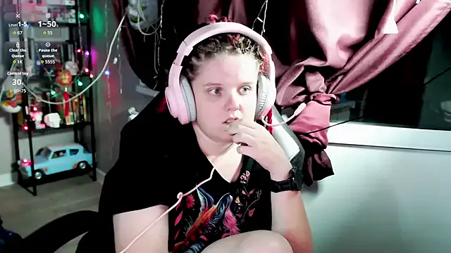 MiraKova – webcam model profile photo Image 5