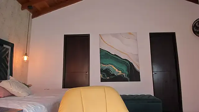 MiraKova – webcam model profile photo Image 11