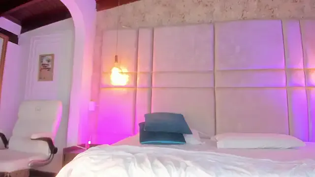 MiraKova – webcam model profile photo Image 8